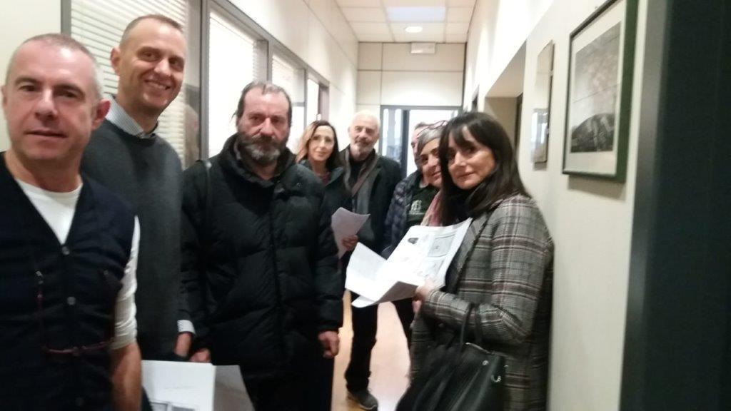Cittadini e imprenditori in fila per firmare l’esposto contro la chiusura del laboratorio del Buzzi