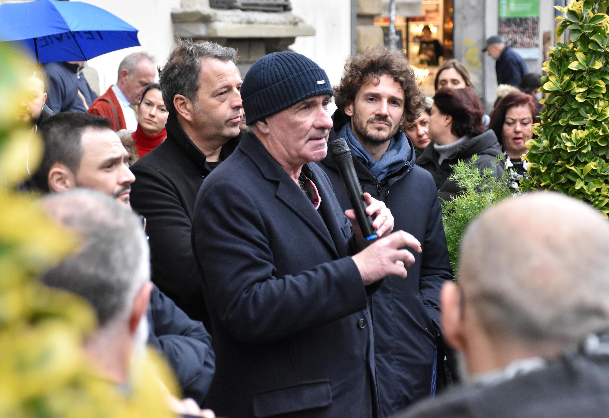 L'albergatore Stefano Pucci parla durante la manifestazione di Firenze (foto Nucci)