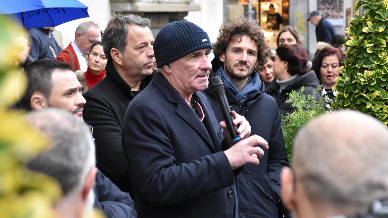 L'albergatore Stefano Pucci parla durante la manifestazione di Firenze (foto Nucci)