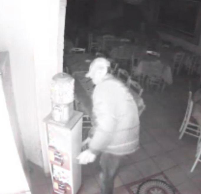 Il ladro immortalato nella pizzeria Bella Napoli