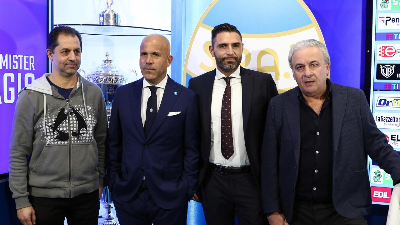 Gigi Di Biagio con i dirigenti spallini