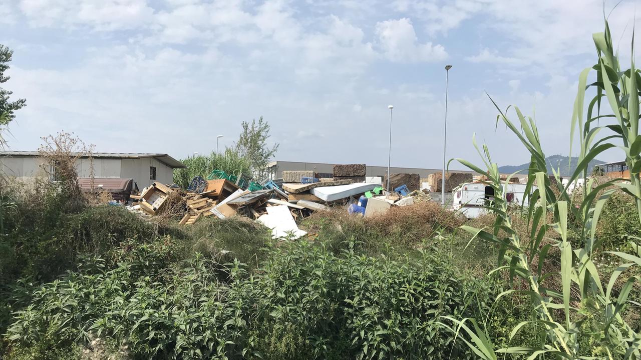 Rifiuti al fosso Lavello