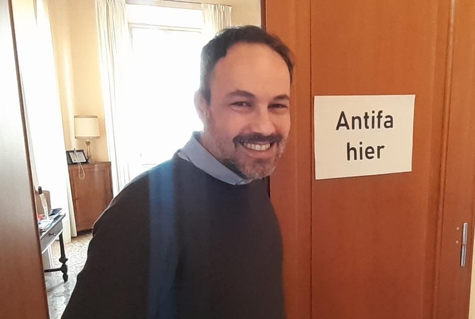 Carpi, il cartello antifascista del sindaco Bellelli 