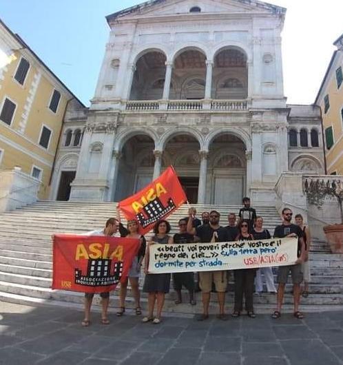 «Trova i soldi per don Euro e sfratta chi non ha casa»