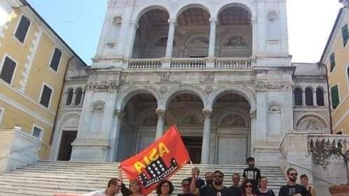 «Trova i soldi per don Euro e sfratta chi non ha casa»