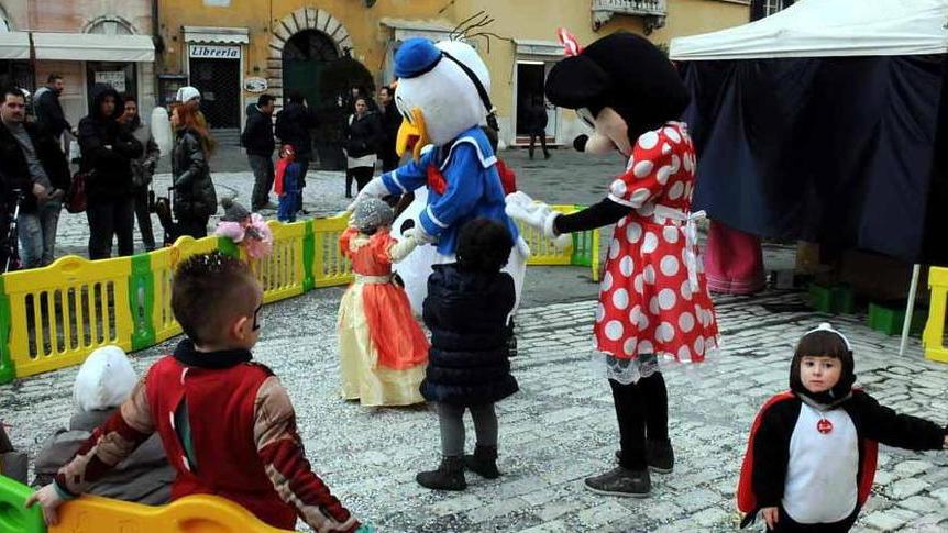 Carnevale fai da te i cittadini si tassano per fare la festa