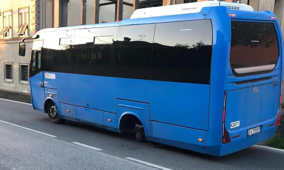 Autobus perde le ruote «La causa: un serraggio non adeguato»