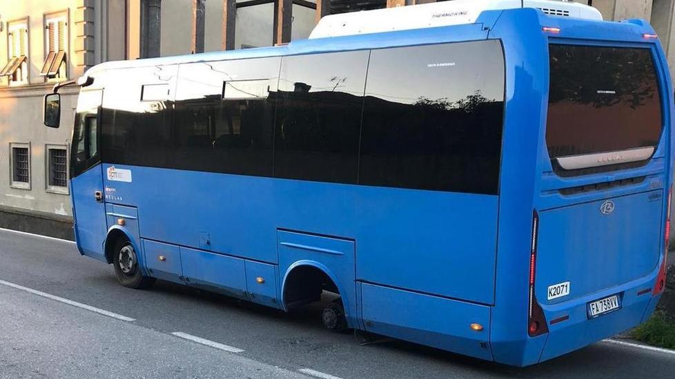 Autobus perde le ruote «La causa: un serraggio non adeguato»