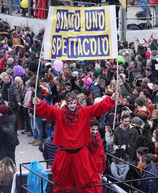 Sfilata lenta, il regista dei corsi si difende «Le coreografie ormai sono tutte a terra» 