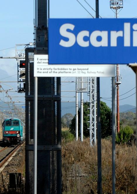 Sasso contro il treno sfiorata la tragedia Il macchinista: «Ho visto l’autore» 