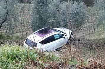 Auto finisce in un campo