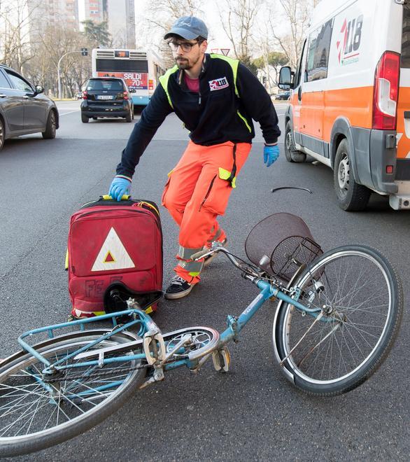 Donna in bici investita da un’auto sulle strisce
