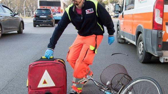 Donna in bici investita da un’auto sulle strisce