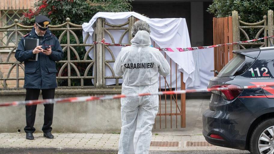 Uomo trovato carbonizzato: il dramma nel cortile di casa
