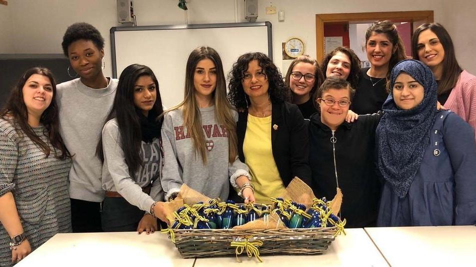 Contro la violenza arrivano una panchina e messaggi in bottiglia
