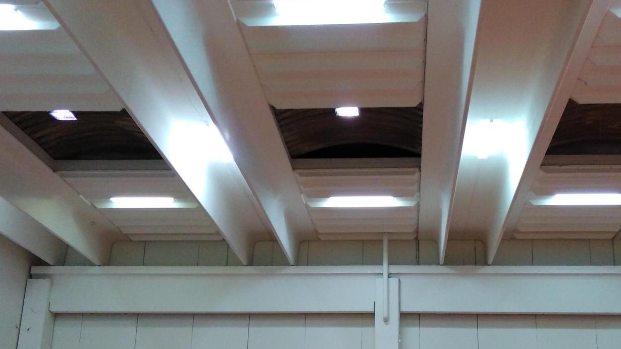 Piove nella palestra il soffitto da un mese aspetta una riparazione 