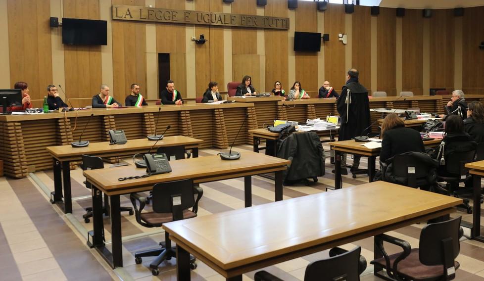 Uccisero il connazionale Il testimone: «Scavando ho trovato il cadavere» 