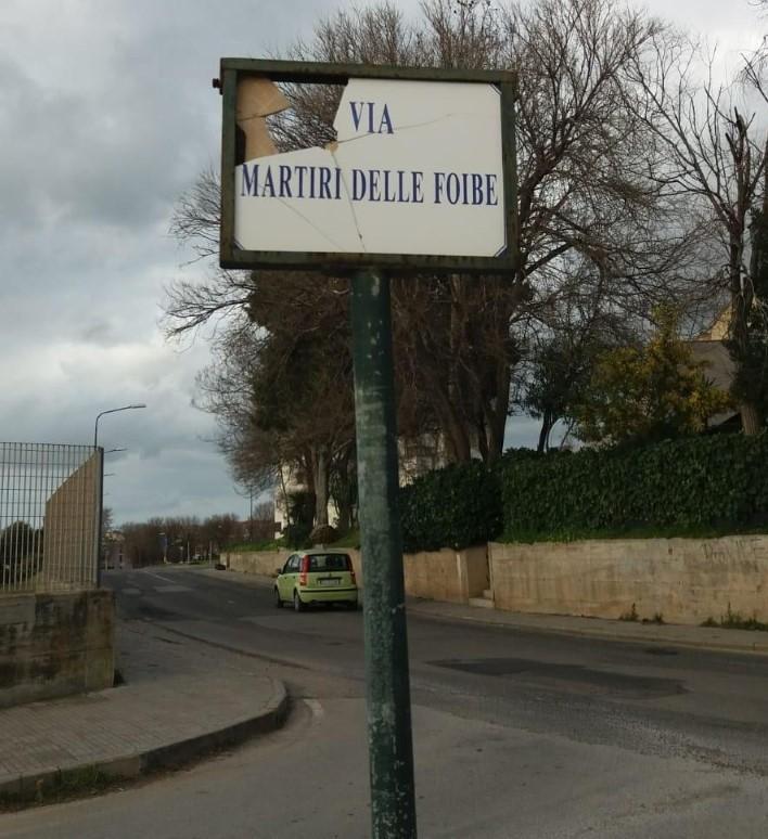 Foibe, la targa danneggiata dal maltempo già dal 2017