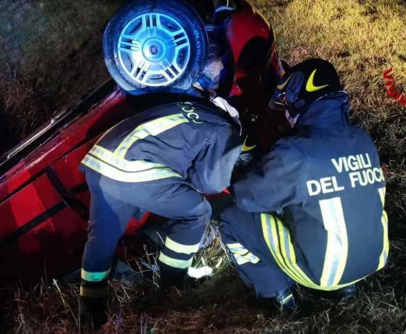 Auto finisce fuori strada, un ferito