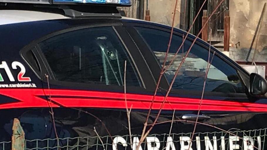 Tenta di soffocare la moglie che dorme Il figlio la salva, marito arrestato