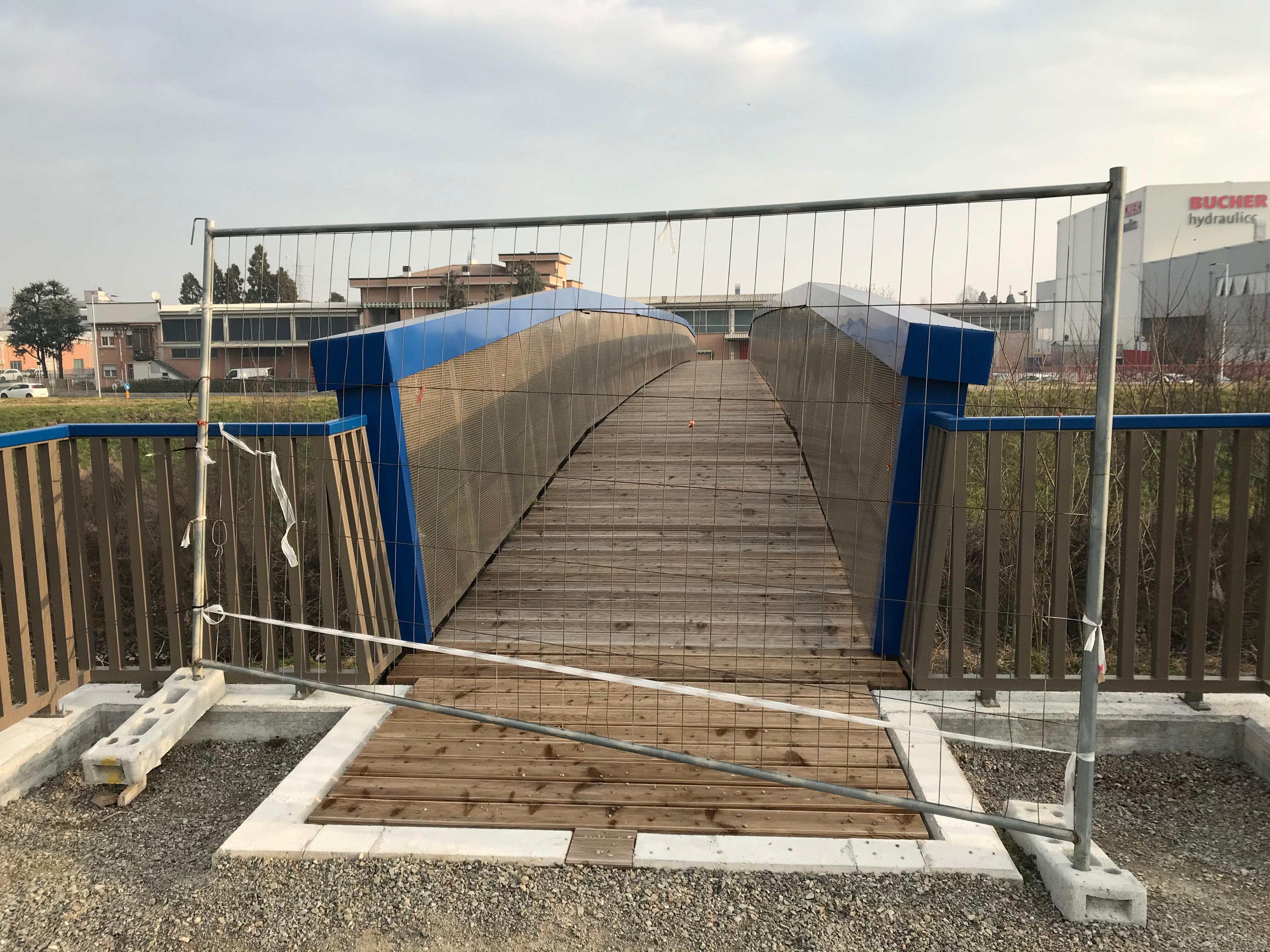 Il ponte sul Crostolo c’è, ma resta chiuso 