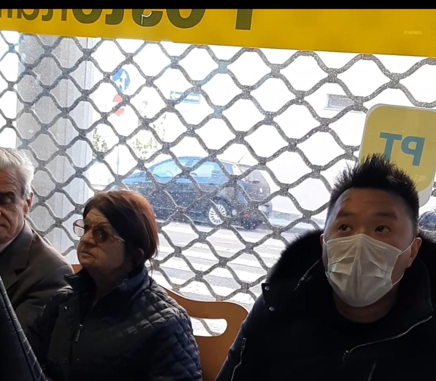 Coronavirus, esperimento sociale: in giro per Sassari con un cinese in mascherina