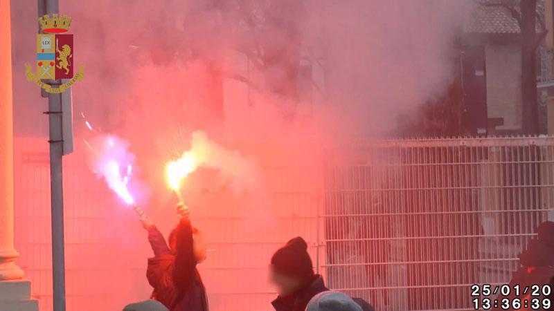 Il tifoso del Bologna con i fumogeni accesi all'ingresso dello stadio