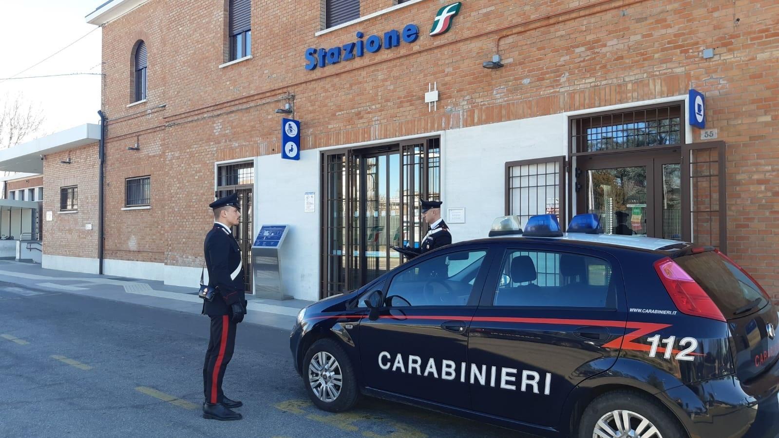 I carabinieri di fronte alla stazione ferroviaria, teatro dell'aggressione