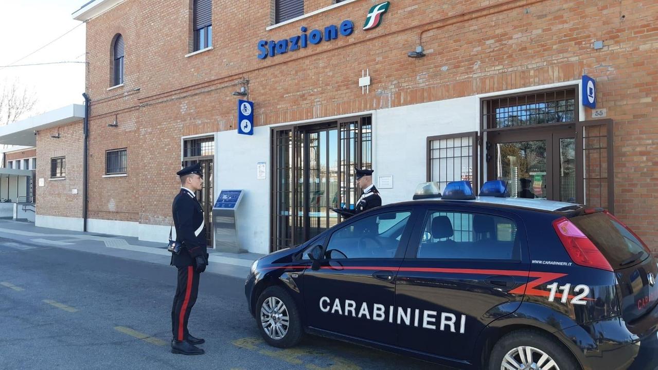 I carabinieri di fronte alla stazione ferroviaria, teatro dell'aggressione