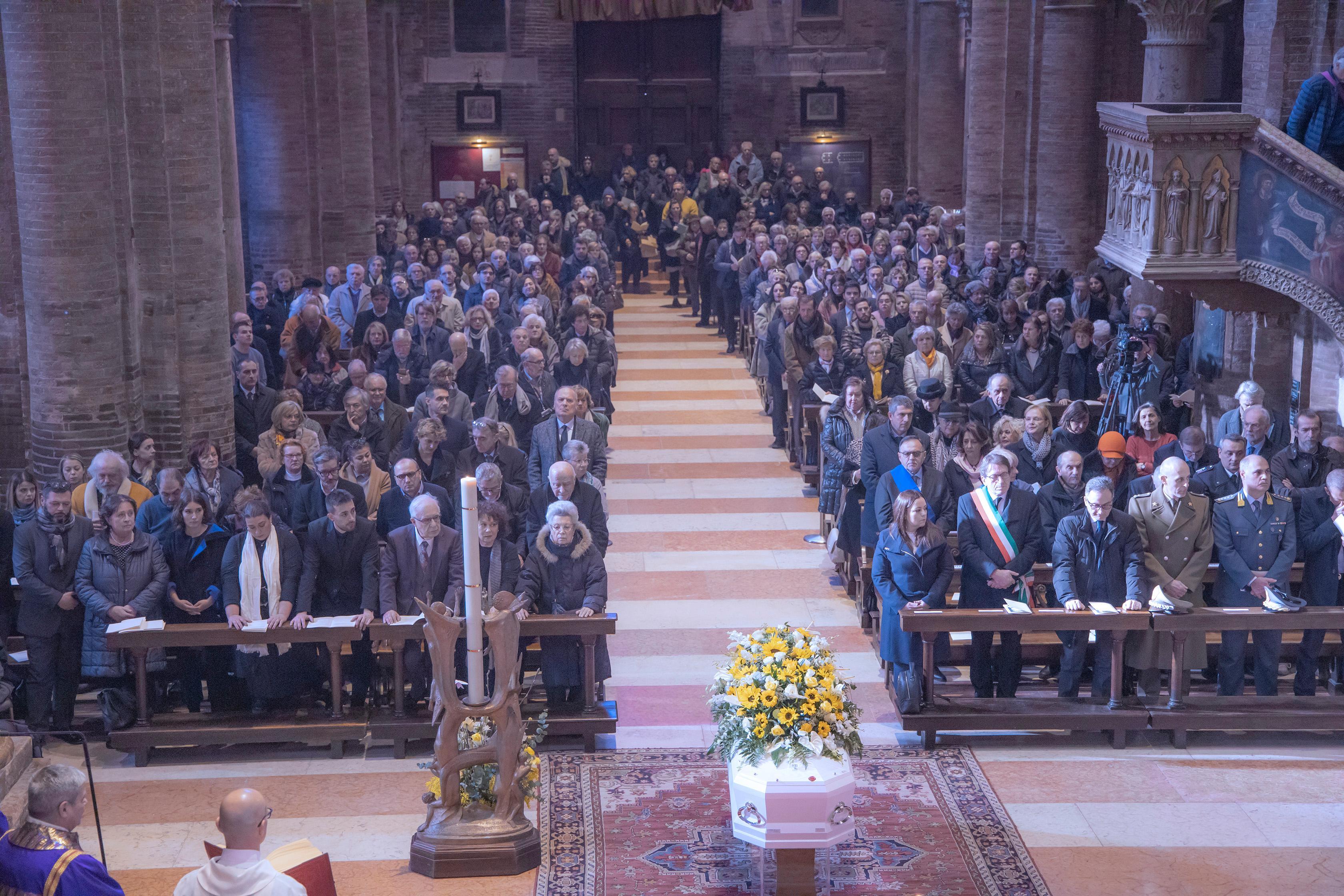 Modena In duomo il funerale solenne 