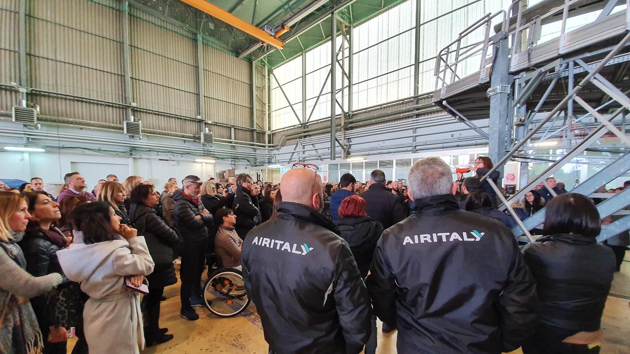 L'assemblea dei lavoratori di Air Italy all'aeroporto