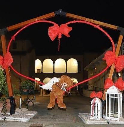 Una cornice in piazza per i selfie dell’amore