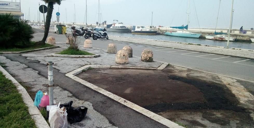 Tolti in Darsena i contenitori per l’olio da motori delle barche 