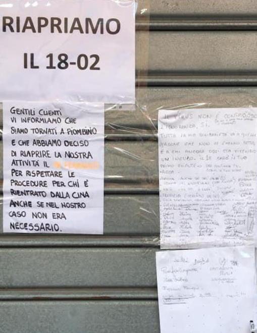 Due negozi di cinesi pronti alla riapertura, e i clienti fanno festa 