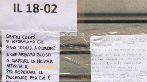 Due negozi di cinesi pronti alla riapertura, e i clienti fanno festa