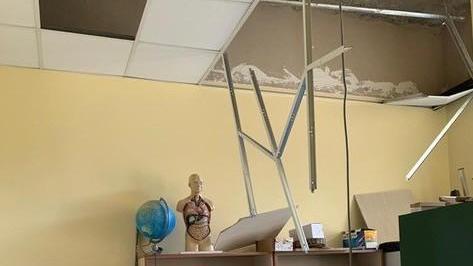 Il forte vento danneggia la scuola di Marciana