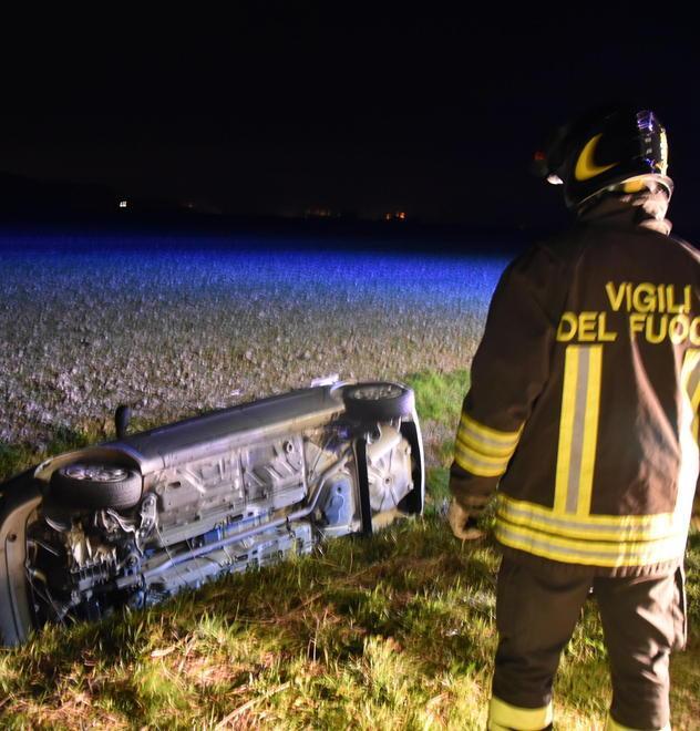 Due feriti nell’auto finita fuori strada