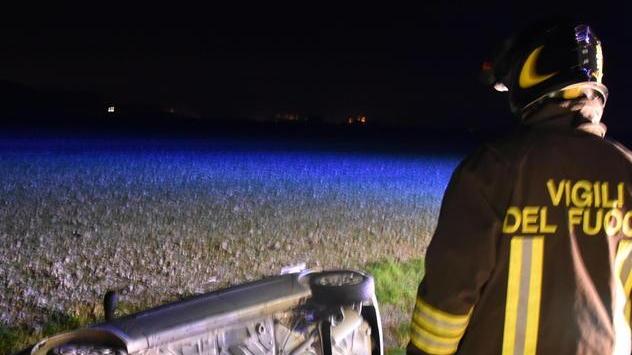 Due feriti nell’auto finita fuori strada