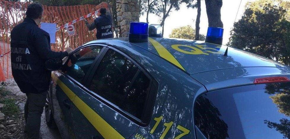 Due operai in nero in un cantiere edile Maxisanzione 