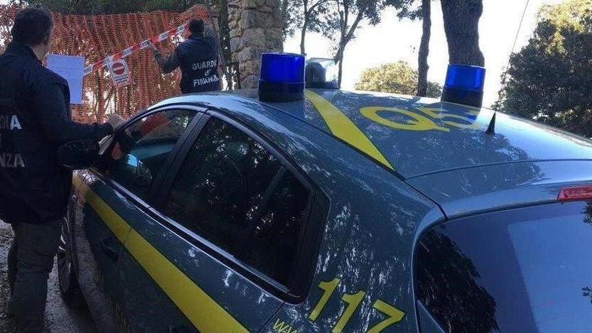 Due operai in nero in un cantiere edile Maxisanzione