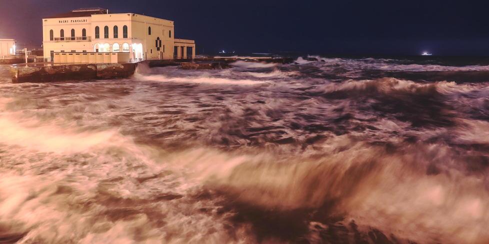 Mareggiata, notte di allerta 