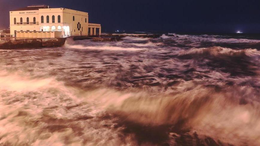 Mareggiata, notte di allerta