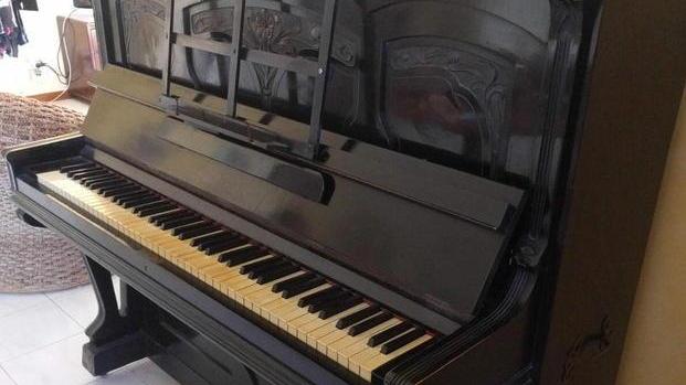 Gli alunni: «Aiutateci a trasportare il pianoforte»