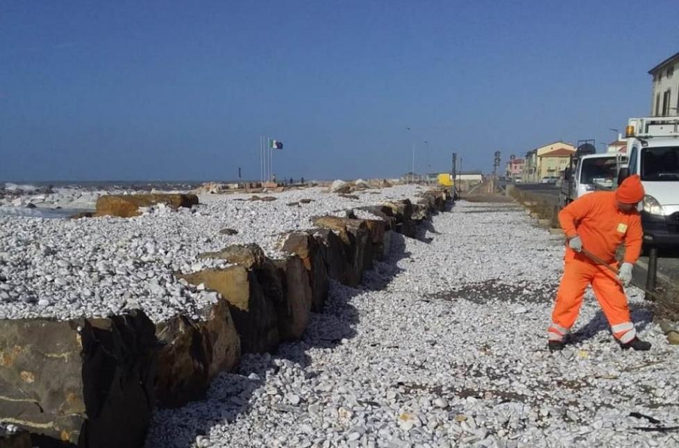 Sassi in strada a causa della forte mareggiata