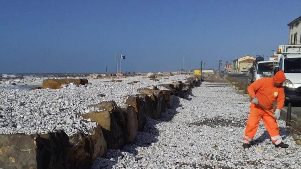 Sassi in strada a causa della forte mareggiata