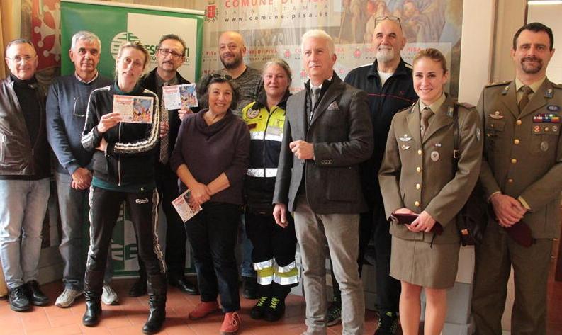 Il carnevale a Marina con i parà, le maschere e i fuochi d’artificio