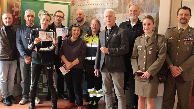 Il carnevale a Marina con i parà, le maschere e i fuochi d’artificio