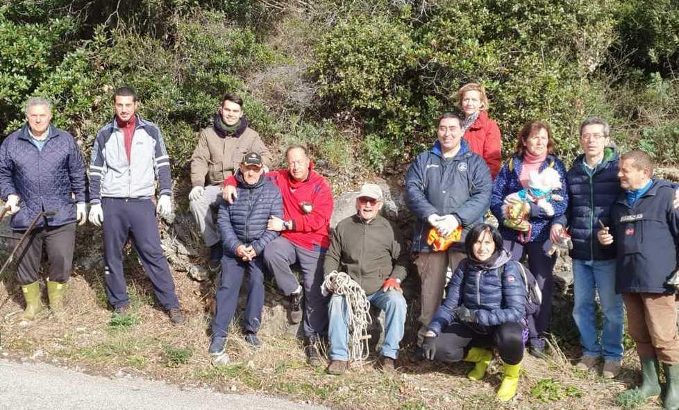Volontari in campo per il monte Molina «Puliamolo dai rifiuti» 