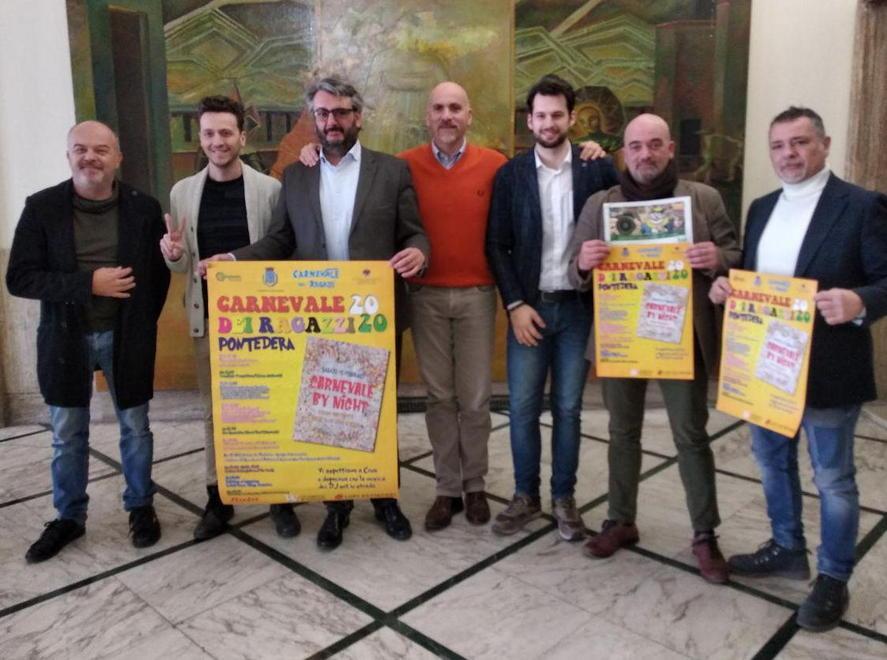 Corteo funebre in centro con banda musicale, teatranti e ballerini 