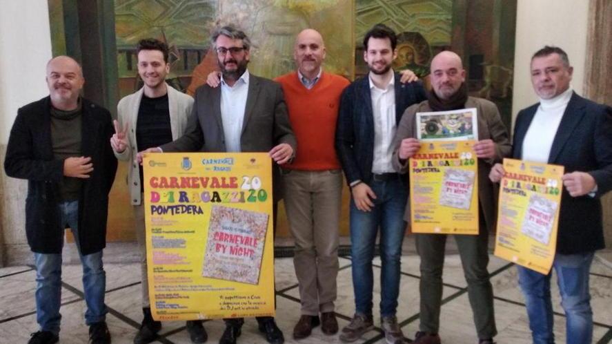 Corteo funebre in centro con banda musicale, teatranti e ballerini